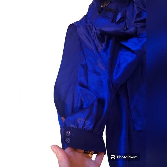 BCBGmaxazria 100% silk top,blouse tie Neck with split sleeve. - Picture 2 of 6